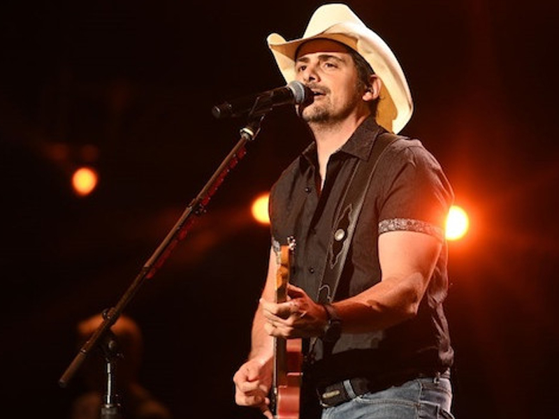 Brad Paisley at Veterans United Home Loans Amphitheater